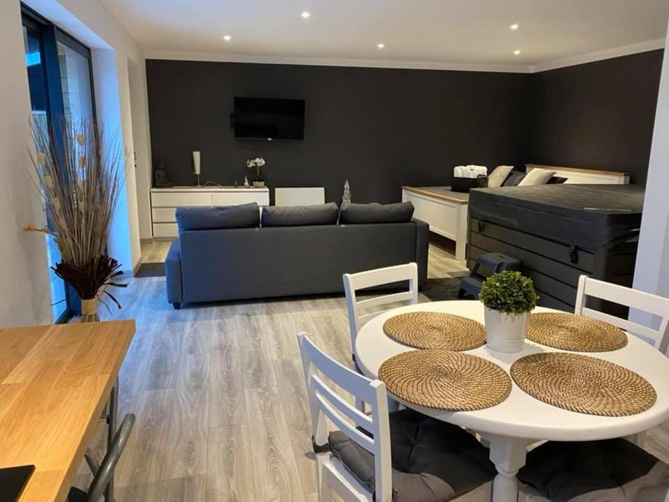 Le Clos De La Madelaine Montreuil  Exteriör bild